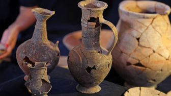 Penampakan beberapa bejana yang diyakini berisi opium dari abad ke-14 SM yang ditemukan di situs pemakaman Tel Yehud dan sekarang dipajang di kantor IAA di Yerusalem, Israel, Selasa (20/9/2022). [AHMAD GHARABLI/AFP]