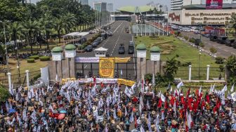 Massa Mahasiswa, Buruh hingga Petani Geruduk DPR, Demo Tolak Perppu Cipta Kerja Dijaga Ketat Ribuan Aparat TNI-Polri