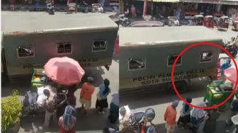 Niat Tertibkan Pedagang Buah, Eh Mobil Satpol PP Ini Malah Tabrak Tukang Becak