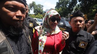 Roro Fitria dikawal bodyguard saat menjalani sidang cerai di Pengadilan Agama Jakarta Selatan, Selasa (27/9). [Suara.com/Oke Atmaja]