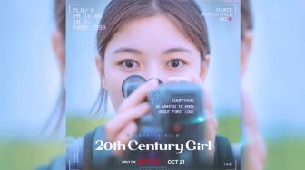 Manisnya Kim Yoo Jung Perankan Gadis SMA dalam Film Terbarunya 20th Century Girl