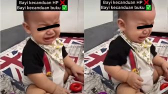 Bukan HP, Lucunya Bayi Ini Malah Kecanduan Buku Kalkulus, Warganet: Kasihan Bayi Tetangga Kena Mental