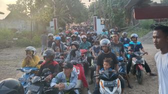 Potret Ratusan Pengendara Antre Menuju Jembatan Sasak Sungai Bengawan Solo, Menunggu Sejam Baru Nyebrang