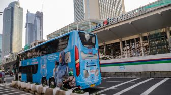 Pekerja menyelesaikan proyek revitalisasi Halte Transjakarta di Kawasan Bundaran HI, Jakarta Pusat, Selasa (27/9/2022). [Suara.com/Alfian Winanto]