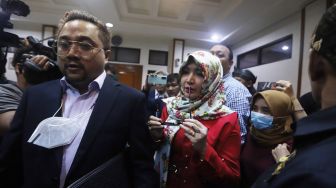 Roro Fitria bersiap menjalani sidang cerai di Pengadilan Agama Jakarta Selatan, Selasa (27/9). [Suara.com/Oke Atmaja]