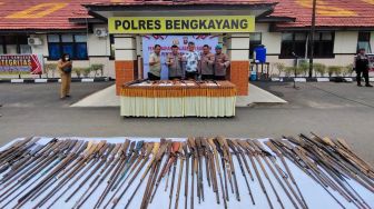 98 Senpi Rakitan Diserahkan Warga Secara Sukarela Melalui Dewan Adat Dayak Dimusnahkan Polres Bengkayang