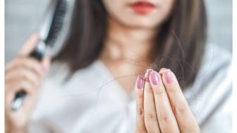 Rambut Rontok Masalah Menahun Perempuan Berhijab, Bagaimana Sih Cara Mengatasinya?