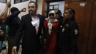 Mediasi dengan Andre Irawan Gagal, Roro Fitria Bergegas Tinggalkan Pengadilan