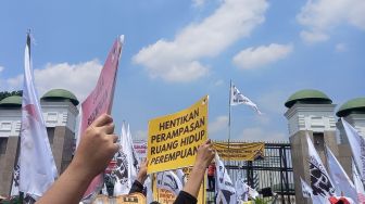 Bawa Sejumlah Spanduk dan Poster Tuntutan di HTN 2022: Massa: 900 Petani Ditangkap Karena Perjuangkan Tanah!