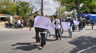 Lakukan Aksi Longmarch, Warga Gunungkidul Tolak Pembangunan Tobong Gamping Sebagai Ikon di Siyono