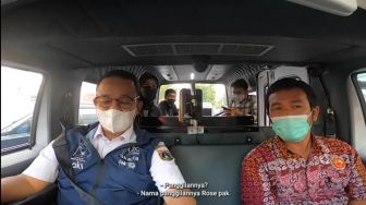 Anies Jajal Jadi 'Sopir Angkot' Jelang Lengser, Antar Emak-emak ke Pasar