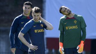 Penyerang Timnas Portugal, Cristiano Ronaldo (kiri) menjalani sesi latihan jelang laga UEFA Nations League kontra Spanyol yang akan dihelat di Stadion Municipal di Braga, Portugal, Rabu (28/9/2022) dini hari WIB. [MIGUEL RIOPA / AFP]