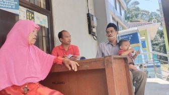 Tolong Pak Jokowi, Nenek 66 Tahun Ini Mengadu ke Kantor Kecamatan Cigudeg Bogor, Belum Dapat Bansos dari Pemerintah