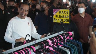 Presiden Joko Widodo mengunjungi pasar malam di kawasan Pantai Kamali, Kota Baubau, Sulawesi Tenggara, Senin (26/9/2022).[ANTARA FOTO/Frans/JJ/rwa].