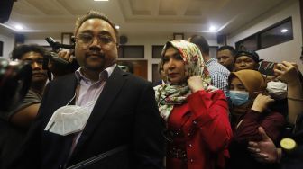 Roro Fitria bersiap menjalani sidang cerai di Pengadilan Agama Jakarta Selatan, Selasa (27/9). [Suara.com/Oke Atmaja]