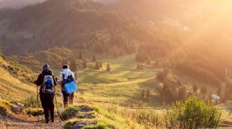 Ajak Anak Mendaki dan Kemah Sejak Usia 4 Bulan, Persiapan Matang Pasutri Ini Diapresiasi Publik
