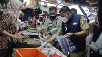 Ikan Asin Berformalin dan Daging Busuk Ditemukan Petugas di Pasar Tradisional Jakpus