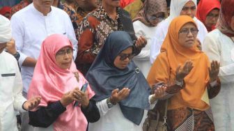 Anggota DPR RI Saadia Uluputty Hadiri Pemasangan Tiang Alif Masjid Luhu
