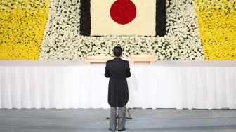 Perdana Menteri Jepang Fumio Kishida memberikan penghormatan di depan altar saat pemakaman kenegaraan mantan perdana menteri Jepang Shinzo Abe di Nippon Budokan, Tokyo, Jepang, Selasa (27/9/2022). [Takashi Aoyama / POOL / AFP]