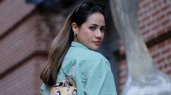 Dikira Pasangan Suami-Istri, Ini 9 Potret Lisa Alhady Kakak Refal Hady yang Cantik dan Menggoda Iman Kaum Adam