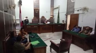 Hakim Ketua dan Penggugat II Tidak Hadir, Sidang Gugatan Perdata Deolipa Yumara Kembali Ditunda Pekan Depan