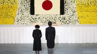 Putra Mahkota Jepang Akishino dan Putri Kiko (kiri) memberikan penghormatan di depan altar saat pemakaman kenegaraan mantan perdana menteri Jepang Shinzo Abe di Nippon Budokan, Tokyo, Jepang, Selasa (27/9/2022). [Takashi Aoyama / POOL / AFP]
