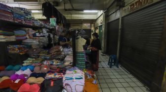 Pengunjung belanja di salah satu kios yang buka di Pasar Mampang, Jakarta Selatan, Rabu (28/9/2022). [Suara.com/Alfian Winanto]