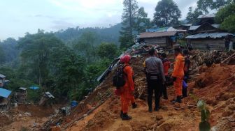 Tim SAR gabungan melakukan penyisiran di lokasi tanah longsor di kawasan tambang emas rakyat, Kecamatan Sungai Durian, Kabupaten Kotabaru, Kalimantan Selatan, Rabu (28/9/2022). [FOTO DOK. BASARNAS].