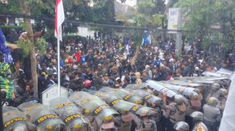 Unjuk Rasa Bobotoh Memanas, Diwarnai Lemparan Batu dan Botol Serta Teriakan Teddy Out!