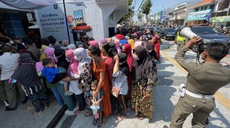 Sembako Mahal, Ratusan Warga di Kota Tegal Rela Antre Berjam-jam Bawa Balita saat Operasi Pasar Murah