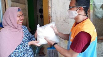 BBM Naik, Program Tetangga Bantu Tetangga Salurkan Beras Gratis bagi Warga Bandung
