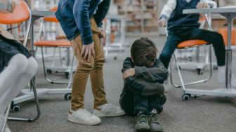 4 Cara Mendidik Anak agar Tidak Jadi Korban Bullying, Ajari Sikap Tubuh Percaya Diri!