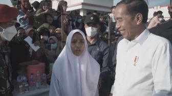 Sempat Sedih HP Rusak karena Kejar Jokowi, Siswi SMA di Buton Langsung Dapat Gantinya dari Istana