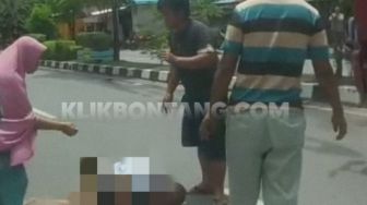 Seorang Kakek Terkapar di Tengah Jalan Tanjung Laut Indah Usai Ditabrak Pemotor saat Hendak Menyebrang