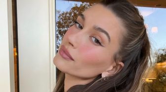 5 Teknik Strawberry Makeup Look Ala Hailey Bieber, Bikin Wajahmu Tampak Fresh and Sweet