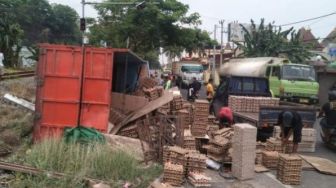 Truk Bermuatan Telur Terguling di Jalan Raya Merak, 7 Ton Muatan Berserakan Hingga Sebabkan Macet