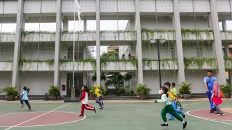 Pelajar mengikuti proses belajar di SDN Ragunan 08 yang termasuk sekolah berkonsep net zero carbon di Ragunan, Jakarta Selatan, Kamis (29/9/2022). [Suara.com/Alfian Winanto]