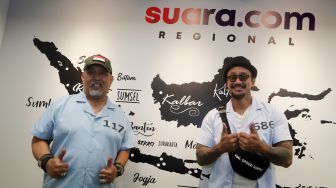 Indro Warkop bersama Tora Sudiro berpose saat berkunjung ke kantor redaksi Suara.com, Kamis (29/9/2022). [Suara.com/Oke Atmaja]