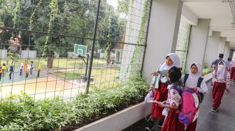 Pelajar usai mengikuti kegiatan belajar di SDN Ragunan 08 yang termasuk sekolah berkonsep net zero carbon di Ragunan, Jakarta Selatan, Kamis (29/9/2022). [Suara.com/Alfian Winanto]