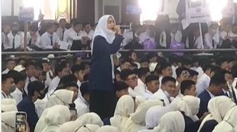 Viral Mahasiswa Baru Cover Lagu 'Sang Dewi' Lyodra saat Ospek, Netizen: Bakal Diincar Kating!