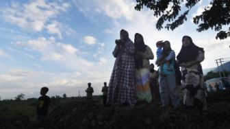 Warga memanjatkan doa saat berziarah di lokasi terdampak bencana gempa dan pencairan tanah atau likuefaksi di Kelurahan Balaroa, Palu, Sulawesi Tengah, Rabu (28/9/2022). [ANTARA FOTO/Mohamad Hamzah/rwa].
