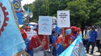 Dibayangi Ancaman PHK Massal, Disnakertrans Jawa Barat: Kurangi Upah Manajer dan Direktur