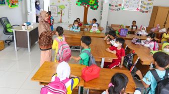 Pelajar mengikuti proses belajar di SDN Ragunan 08 yang termasuk sekolah berkonsep net zero carbon di Ragunan, Jakarta Selatan, Kamis (29/9/2022). [Suara.com/Alfian Winanto]