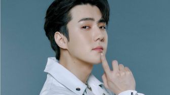 Sehun EXO Balik Korea Pakai Kemeja Batik, Gayanya Disebut Publik Mirip Anak Jaksel