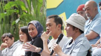 
Vino G Bastian memberikan keterangan pers bersama para pemain film Miracle in Cell No 7 di daerah Duren Tiga, Jakarta Selatan, Kamis (29/9/2022). [Suara.com/Oke Atmaja]