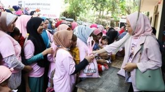 Srikandi Ganjar Jabar Bagikan Ribuan Paket Sembako ke Masyarakat yang Membutuhkan