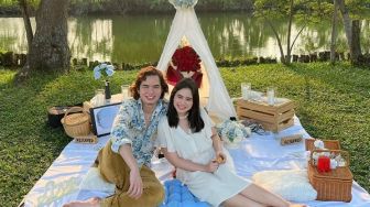 Rayakan dengan Piknik Romantis, Ini 10 Potret Gaya Dating Anniversary Dul Jaelani dan Tissa Biani