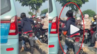 Nggak Ada Lawan! Emak-emak Ngamuk di Jalan Sampai Gebrak-gebrak Mobil Angkot