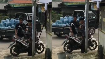 Alami Hal Menyedihkan saat Isi Bensin di Pom Mini, Warganet: Sabar Ya Mas