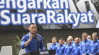 Ketua Umum Partai Demokrat Agus Harimurti Yudhoyono menyampaikan tanggapan terkait kasus hukum yang menjerat Gubernur Papua yang juga Ketua DPD Partai Demokrat Papua Lukas Enembe di Kantor DPP Partai Demokrat, Jakarta, Kamis (29/9/2022). ANTARA FOTO/M Risyal Hidayat
